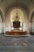 Bakom altaret öppnas romanska valv