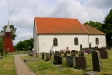  Kyrkan och klockstapeln från kyrkogården juni 2016.