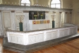Altaret och altarringen.