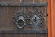 Vapenhusets dörr med ursprungliga järnbeslag.