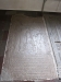 På 6 olika ställen i golvet finns sådana stora stenhällar med texter.