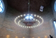 Kyrkans takkrona var ljusspridaren mellan tomma rödtegelväggarna