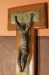 Ett litet krucifix i absiden bakom altaret.