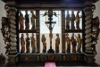 Altaret: medeltida figurer i barock inramning.
